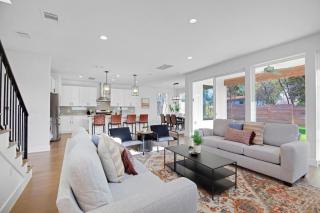 Downtown Bliss Modern 4-Bedroom Retreat w Hot Tub - Austin - 5