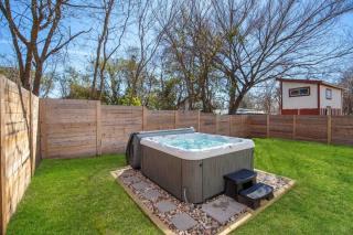 Downtown Bliss Modern 4-Bedroom Retreat w Hot Tub - Austin - 3