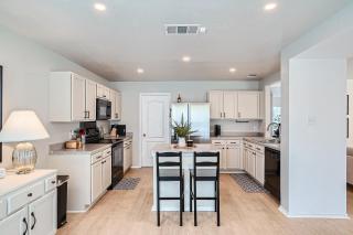 Bright & Luxury Entire House in Peaceful Neighborhood - Leander - 4
