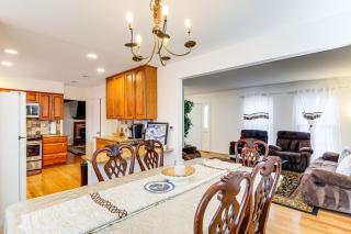 5 Mi to Potomac Mills Cozy Family Home with Deck! - Woodbridge - 3