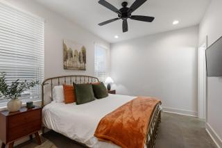 Bourbon House King Bed Luxury Amenities Fast WiFi - 9