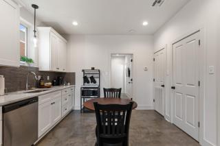 Bourbon House King Bed Luxury Amenities Fast WiFi - 8