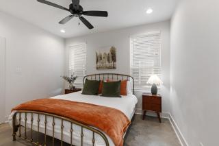 Bourbon House King Bed Luxury Amenities Fast WiFi - 4