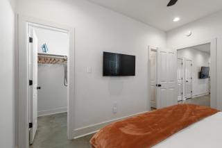 Bourbon House King Bed Luxury Amenities Fast WiFi - 3