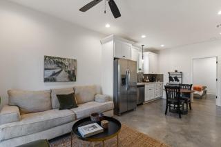 Bourbon House King Bed Luxury Amenities Fast WiFi - Lafayette - 1