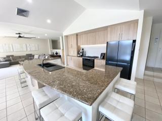 Emerald Beach Lakefront Luxury Mansion - Emerald Beach - 5