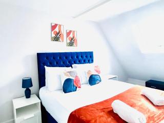 Stunning Five Bedroom Holiday Home in Chartham with Hot Tub - 0