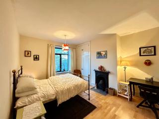 Cosy Cottage in Historic Halifax - 9