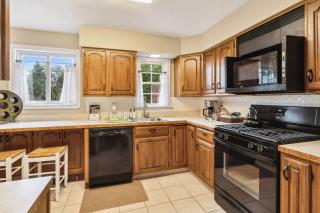 The Henry House I Pet Friendly Cozy Convenient - Fairview Park - 7