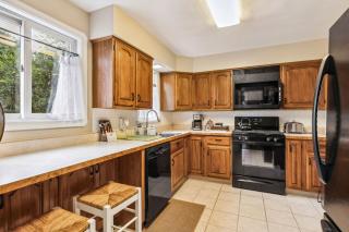The Henry House I Pet Friendly Cozy Convenient - Fairview Park - 3