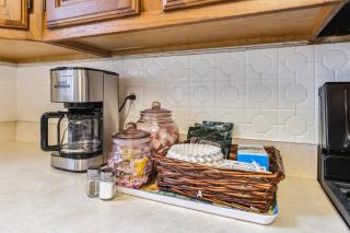 The Henry House I Pet Friendly Cozy Convenient - Fairview Park - 4