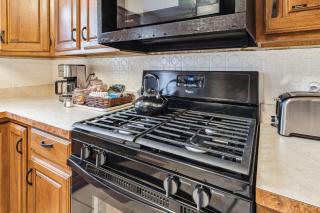 The Henry House I Pet Friendly Cozy Convenient - Fairview Park - 1