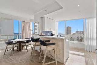 Fontainebleau Hotel One Bedroom Suite - 4