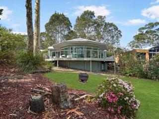Spacious 4-Bed Home with Coastal Charm - 1