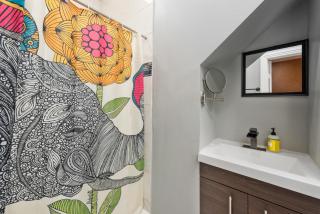 Spacious 2BR Apt with King Beds & Fully Equipped Kitchen - 6
