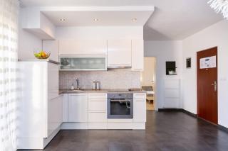 Modern 2-Bedroom Medulin Apartment with Balcony & Free Parking - 2