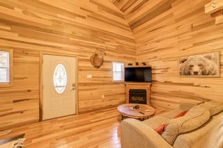 Steps to Kentucky Lake Cozy Cabin with Deck! - Waverly - 7