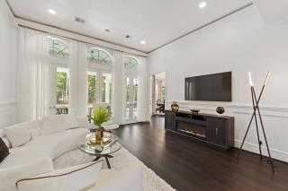 Luxury Mansion in The Woodlands TX with Heated Pool, Spa, BBQ & Basketball Court - The Woodlands - 6