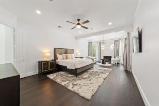 Luxury Mansion in The Woodlands TX with Heated Pool, Spa, BBQ & Basketball Court - The Woodlands - 2