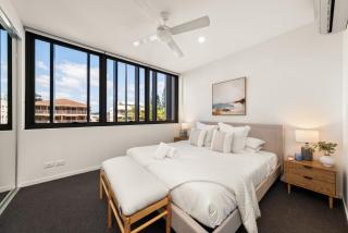 Modern Palm Beach Retreat with Parking Pool & Gym - Gold Coast - 6