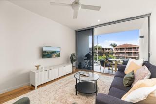 Modern Palm Beach Retreat with Parking Pool & Gym - Gold Coast - 5