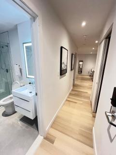 Modern 1BR Condo w Balcony Free Parking & Gym Near Metro & Downtown - Montréal - 8