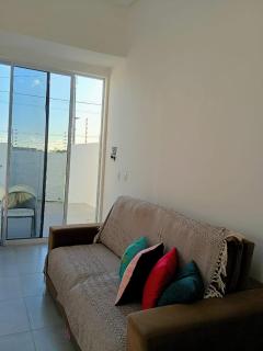 casa com piscina e churrasqueira 5 minutos da praia, 1 quarto com cama de casal e segundo quarto com duas camas infantis - Conde - 1