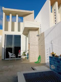 casa com piscina e churrasqueira 5 minutos da praia, 1 quarto com cama de casal e segundo quarto com duas camas infantis - Conde - 0