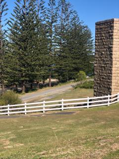 Coastal Calm Entire Top Floor of House Private Entrance and ammenities - South West Rocks - 6