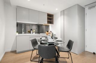 Cozy 2BR Apartment in Melbourne CBD with Pool & Gym - 5