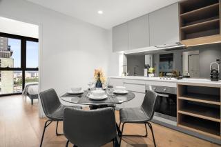 Cozy 2BR Apartment in Melbourne CBD with Pool & Gym - 2
