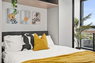 Cozy 2BR Apartment in Melbourne CBD with Pool & Gym - 6