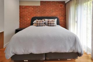 Frankie Luxury pool house Geelong Sleeps 12 Close to GMHBA cafes restaurants shops schools - Newtown and Chilwell - 9
