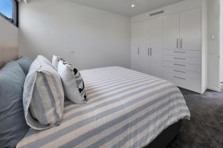 Frankie Luxury pool house Geelong Sleeps 12 Close to GMHBA cafes restaurants shops schools - 1