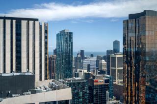 Gorgeous City Views 59th Floor 2BR with Pool & Gym - Melbourne - 2