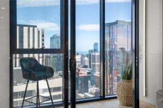 Gorgeous City Views 59th Floor 2BR with Pool & Gym - Melbourne - 1