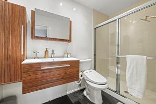 Elegant Hollywood Retreat - Spacious 2BR 2BA Condo with Resort-Style Amenities - Los Angeles - 8
