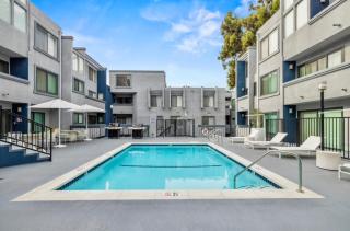 Elegant Hollywood Retreat - Spacious 2BR 2BA Condo with Resort-Style Amenities - Los Angeles - 2