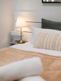 Riverfront 2 Bedroom Apt in Brisbane City with Parking - 3
