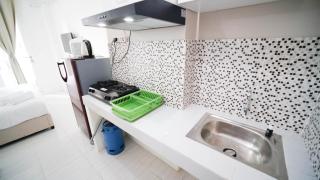 Compact and Tidy Studio at Puncak Dharmahusada Apartment By Travelio - Plosobegem - 2