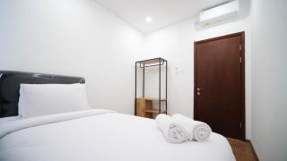 Exclusive and Spacey 3BR at Grand Sungkono Lagoon Apartment By Travelio - Surabaya - 4