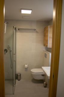 ENJOYHARRACHOV Atraktivní klidné studio 3 v centru Harrachova s parkováním, velkou terasou, Wifi-WLAN, SAT zdarma, možností dobíjení auta, výhledem do zahrady a na romantický kostelík jen 150m od lanovky - 3