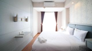 Modern and Cozy 1BR at Grand Sungkono Lagoon Apartment By Travelio - Surabaya - 7