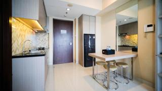 Modern and Cozy 1BR at Grand Sungkono Lagoon Apartment By Travelio - Surabaya - 1