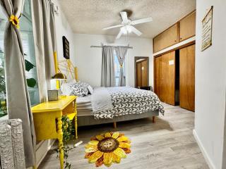 Seattle Home with 2 bedrooms a King bed Queen bed and an Extra Sofa Bed Located 10 minutes from SeaTac Airport and 20 minutes from Downtown - 1