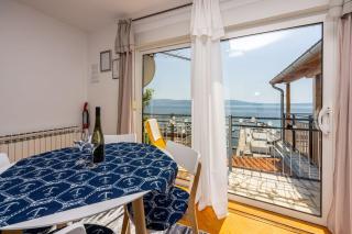 Atemberaubendes Apartment direkt am Meer gelegen mit Meerblick, Klima, WiFi - Novi Vinodolski - 2
