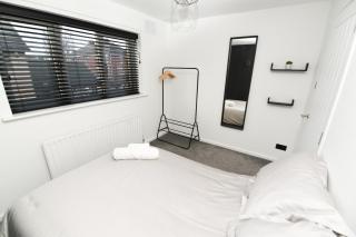 Modern Home in Royston, Free Off-Street Parking, Perfect for Families, Contractors & Work - Royston - 2
