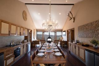 Sunvale Stunning Luxury Lodge with Woodfire Heated Spa and Large Deck - Capertee - 9