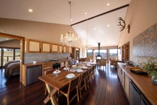 Sunvale Stunning Luxury Lodge with Woodfire Heated Spa and Large Deck - Capertee - 4