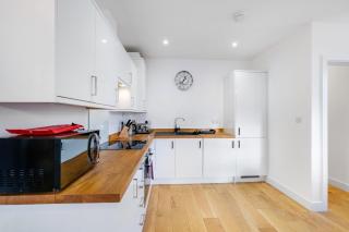 Eastons 2 Bedroom Apartment with Sofa Bed - High Wycombe - 3